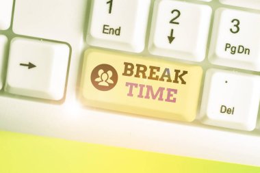 Mola saatini gösteren metin işareti. İşçilerin kısa bir süre için çalışmayı bıraktığı kavramsal fotoğraf zamanı.