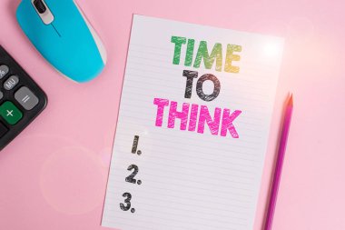 Metin işareti düşünme zamanı olduğunu gösteriyor. Bazı şeyleri yeniden gözden geçir Elektronik hesap makinesi kablosu çizgili kalem çizgili arka plan üzerinde düşünmek için yansıma zamanı.