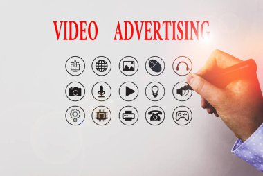 Video Reklamcılığını gösteren metin işareti. Kavramsal fotoğraf video içeren çevrimiçi ekran reklamlarını kapsar.