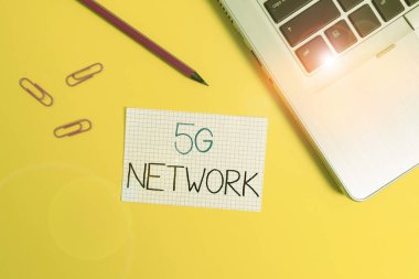 Kelime yazma metni 5g Ağ. Kablosuz ağ trendi metalik dizüstü bilgisayarın hızı ve etkinliğini büyük ölçüde artırmak için iş konsepti kalem kare kağıt sayfa renkli arka plan.