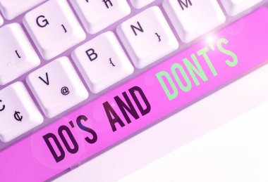 Do S is and Don 't S is' i gösteren bir not yazıyorum. Bazı faaliyetlerle ilgili kural ve adetleri gösteren iş fotoğrafı.