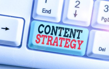 İçerik Stratejisini gösteren metin işareti. Kavramsal fotoğraf içeriğin planlanması ve analiz edilmesi.