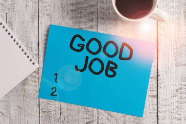 El yazısı iyi iş çıkardın. Kavram demek, sıkı çalışması için birini cesaretlendirmek ya da başarılı olmak anlamına gelir. Tahta masanın üzerinde bir fincan sade kahvenin yanına yerleştirilmiş..