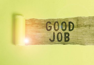 Kelime yazma metni İyi iş. Birini çabalarından dolayı cesaretlendirmek için iş konsepti ya da ortadan ikiye bölünmüş başarılı bir karton klasik ahşap masanın üzerine yerleştirilmiş..