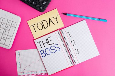 Patrona el yazısı mesajı at. Konsept, klasik ahşap masanın üzerine yerleştirilmiş yazma ekipmanları ve bilgisayar malzemeleri organizasyonunda kimin kontrol veya otorite sahibi olduğunu gösteren bir gösteri anlamına gelir..