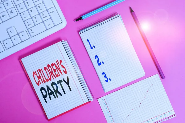 Texto de escritura de palabras Children S Is Party. Concepto de negocio para la reunión social o el entretenimiento proporcionado para los niños Equipos de escritura y artículos de computadora colocados sobre la mesa lisa de color . — Foto de Stock