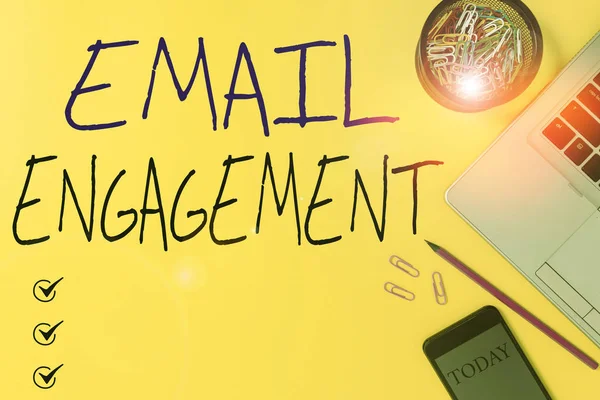 Textzeichen mit E-Mail-Engagement. konzeptionelle Foto messen, wie Abonnenten in den E-Mail-Kampagnen engagieren schlanke trendige Laptop Bleistift Smartphone-Clips Container farbigen Hintergrund. — Stockfoto