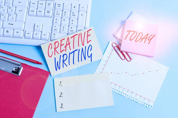 Signo de texto mostrando Escritura Creativa. Fotoficción conceptual o poesía que muestra la imaginación o la invención Papel escritorio azul ordenador teclado oficina estudio cuaderno tabla números memorándum . — Foto de Stock