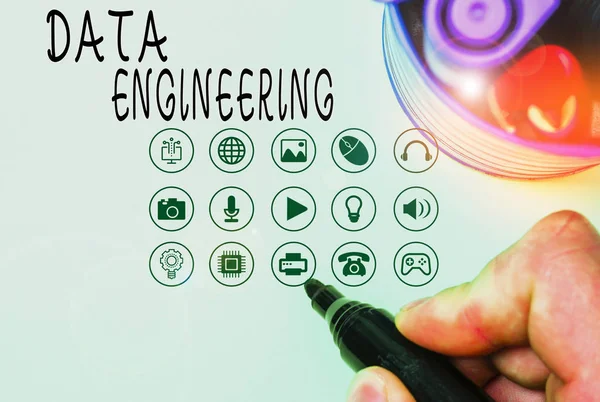 Handschrift tekst Data Engineering. Concept betekent datawetenschap die zich richt op praktische toepassingen van data. — Stockfoto