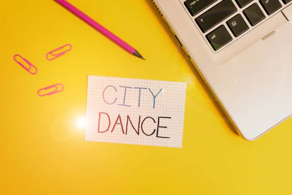 Tekst do pisania słów City Dance. Biznes koncepcja działalności tanecznej dla przyjemności lub w celu rozrywki innych Trendy metalowe laptop klipy ołówek kwadratowy papier arkusz kolorowe tło. — Zdjęcie stockowe