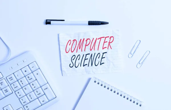 Πινακίδα κειμένου που δείχνει Επιστήμη Υπολογιστών. Εννοιολογική μελέτη φωτογραφιών τόσο του υλικού υπολογιστών όσο και του σχεδιασμού λογισμικού Λευκό πληκτρολόγιο PC με άδειο χαρτί σημειώσεων και μολύβι πάνω από το άσπρο υπόβαθρο. — Φωτογραφία Αρχείου