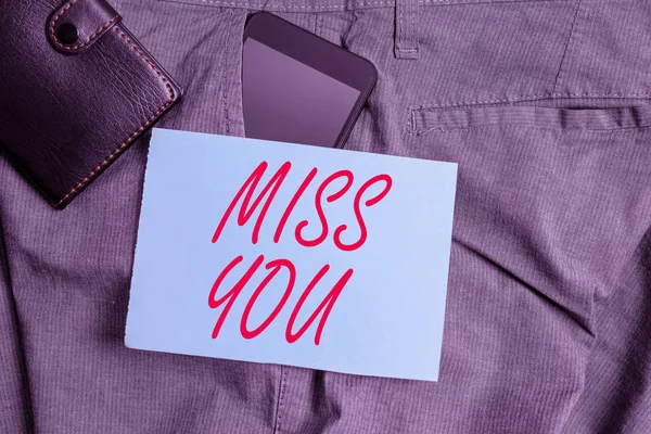 Begreppsmässig handstil som visar miss You. Business foto text Känna sig ledsen eftersom du inte är här längre kärleksfullt meddelande Smartphone enhet inne byxor framficka med plånbok. — Stockfoto