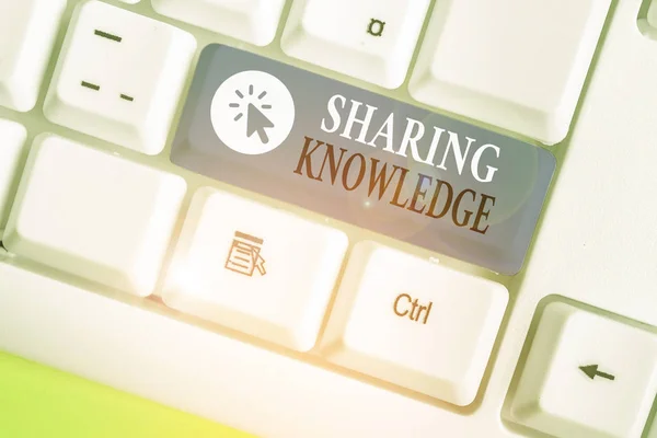 Escribir una nota que muestra el conocimiento compartido. Foto de negocios que muestra el conocimiento se intercambia entre la demostración o las organizaciones . —  Fotos de Stock