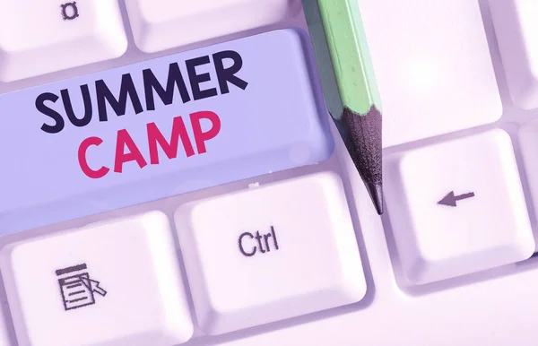 Scrittura concettuale a mano che mostra Summer Camp. Business foto testo supervisionato programma per bambini condotto durante l'estate . — Foto Stock