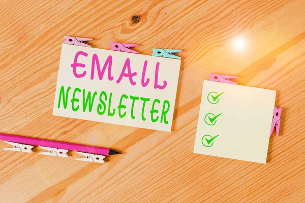 Tekst: Email Newsletter. Forretningskonsept for e-post som sendes ut for å informere deltakerne om de siste nyhetene Fargede klespapir - tomt bakgrunnskontor i tregulv . – stockfoto