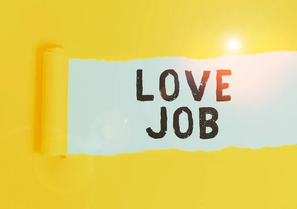 Escrevendo uma nota mostrando Love Job. Foto de negócios mostrando projetado para ajudar a localizar um trabalho gratificante que é certo para nós Cartão que é rasgado colocado acima de uma mesa clássica de madeira . — Fotografia de Stock