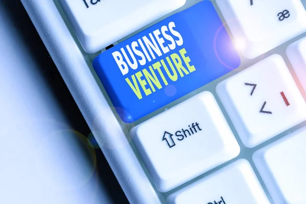Word σύνταξη κειμένου Business Venture. Επιχειρηματική ιδέα για νέες επιχειρήσεις που σχηματίζεται με ένα σχέδιο και αναμένουν κέρδος. — Φωτογραφία Αρχείου