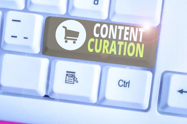 Tekstiä kirjoittava teksti Content Curation. Liiketoimintakäsite tiettyyn aiheeseen liittyvän tiedon keruuprosessia varten . — kuvapankkivalokuva
