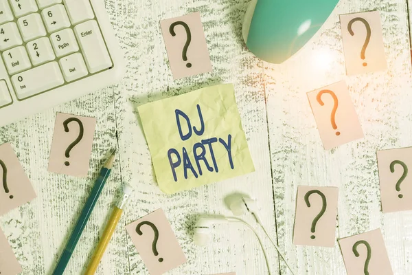 Написання тексту Dj Party. Бізнес-концепція для демонстрації того, хто представляє і грає записану популярну музику на радіо Інструментах письма, комп'ютерних речах і розписаній папері на дерев'яному столі . — стокове фото