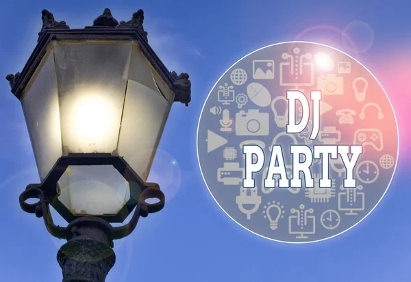 Signo de texto que muestra Dj Party. Foto conceptual que demuestra quién introduce y reproduce música popular grabada en la radio . — Foto de Stock