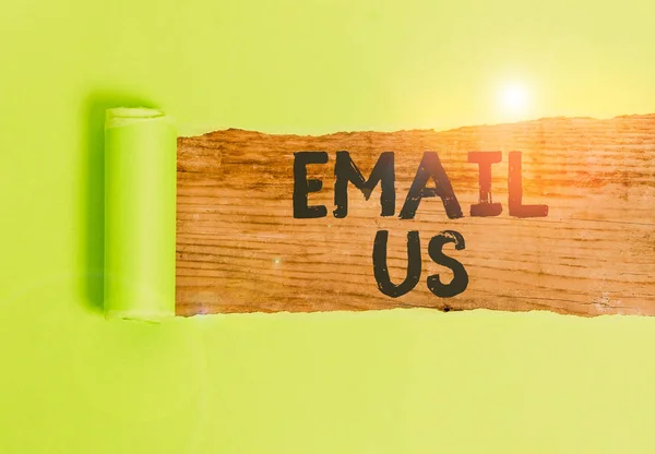 Szövegírási szöveg E-mail nekünk. Üzleti koncepció kereskedelmi üzenet küldése egy olyan csoportnak, amely egy klasszikus fa asztal felett középen széttépett e-mail kartont használ. — Stock Fotó
