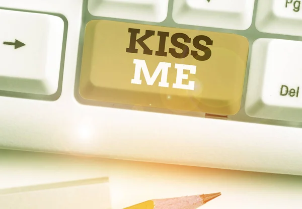 文字书写，吻我。商务概念非正式地要求用你的唇碰我的唇或按我的唇. — 图库照片