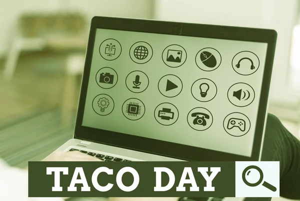 Note d'écriture montrant le jour de Taco. Photo d'affaires mettant en valeur la journée de célébration qui favorise la consommation de tacos aux États-Unis . — Photo