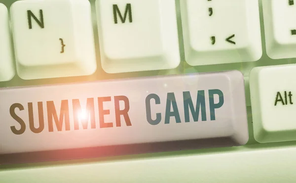 Textskylt som visar Summer Camp. Konceptuellt fotoövervakat program för barn genomfört under sommaren. — Stockfoto