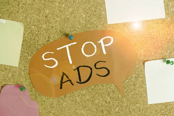 Kézírási üzenet Stop Ads. Koncepció jelentése program, amely eltávolítja a különböző típusú reklám Web Corkboard méret papír pin thumbtack tack lap hirdetőtábla hirdetőtábla. — Stock Fotó