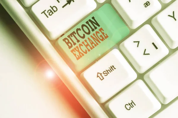 Sinal de texto mostrando Bitcoin Exchange. Foto conceitual mercado digital onde os comerciantes podem comprar e vender bitcoins . — Fotografia de Stock