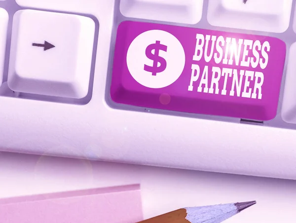 Εννοιολογική γραφή χέρι δείχνει Business Partner. Εμπορική οντότητα επιχειρηματικού φωτογραφικού κειμένου με την οποία άλλη εμπορική οντότητα. — Φωτογραφία Αρχείου
