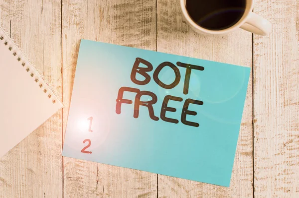 Почерк написания текста Bot Free. Концепция означает компьютерную программу, которая автоматически работает Интернет-роботов Стационарные помещены рядом с чашкой черного кофе над деревянным столом . — стоковое фото