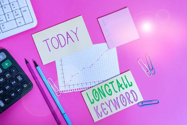 Szövegírás szöveg Longtail Kulcsszó. Üzleti koncepció a színes táblák felett elhelyezett speciális résíróberendezések és számítógépes eszközök szempontjából kiemelten fontos keresőkifejezésekhez. — Stock Fotó