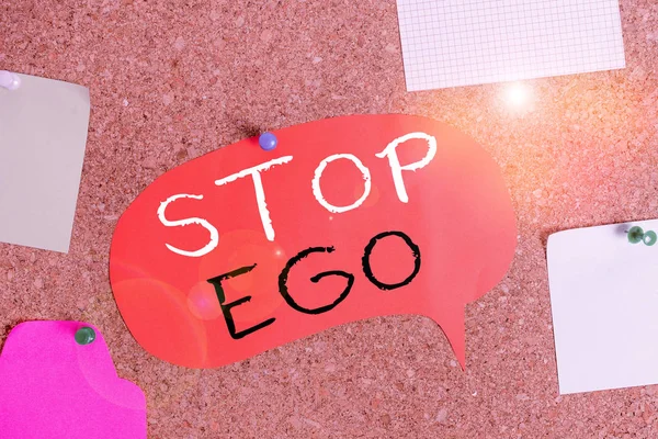 Texte manuscrit Stop Ego. Concept signifiant Contrôlez votre obsession sur une décision ou un événement ou quoi que ce soit Corkboard couleur taille broche papier thumbtack tack feuille panneau d'affichage panneau d'affichage . — Photo