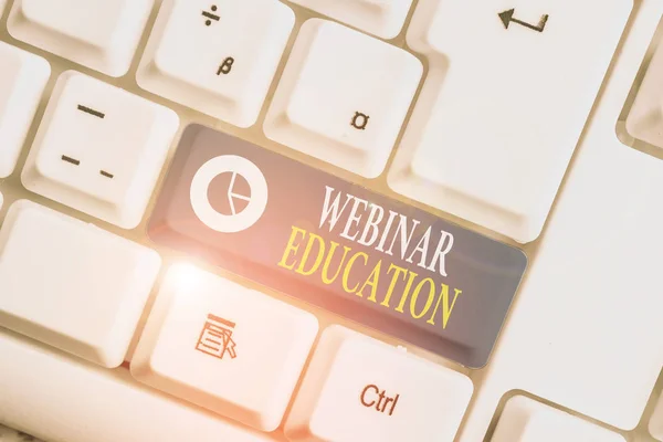 Szóírás szöveg Webinar Education. Üzleti koncepció az interneten keresztül tartott online találkozó vagy prezentáció Fehér pc billentyűzet üres jegyzet papír felett fehér háttér kulcs másolási hely. — Stock Fotó