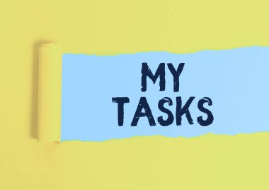 Görevlerimi gösteren bir not yazıyorum. İş fotoğraflarının sergilenmesi, genellikle belirli bir zamanda tamamlanması için tahtadan yapılmış klasik bir masanın üzerine yerleştirilen karton parçalarını gösterir..