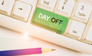 Day Off 'u gösteren not yazıyorum. Genelde iş günü olmasına rağmen işe gitmediğiniz zaman iş fotoğraflarınızı gösteriyorsunuz..