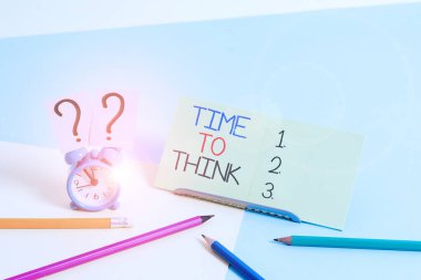 Metin işareti düşünme zamanı olduğunu gösteriyor. Kavramsal fotoğraf Bazı şeyleri yeniden düşünün Zaman Yansıma zamanı Mini boyutunda alarm saati üzerine düşünmek için Pastel arka plana yaslanmış sabit.