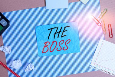 Patrona el yazısı mesajı at. Konsept, organizasyonda kimin kontrol veya otorite sahibi olduğunu gösteren bir gösteri anlamına gelir Çizgili kağıt kağıt defter karton ofis malzeme çalışma çizelgesi.