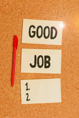İyi iş çıkardığını gösteren kavramsal el yazısı. İş fotoğraflarının sergilenmesi birini çok çalışması için cesaretlendirir. Ya da başarısı için. Hatırlatma etiketi, reklam panosu mantar masa kağıdı..