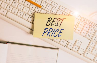 Kelime yazma metni Best Price. Beyaz pc klavye için beyaz arkaplan üzerinde ataç ve boş not kağıdı ile bir şey satın almak için en düşük veya büyük fiyat için iş konsepti.