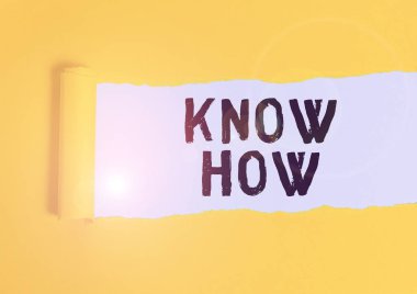 Know How 'u gösteren not yazıyorum. İş fotoğrafı gösterimi Yapacağınız şeyleri öğrenme süreci ilk kez karton bir tahta klasik masanın üzerine yerleştirilmiş.