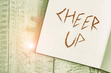 Neşelendiğini gösteren bir not yazıyorum. Her anını son aşkın olarak yaşamak için iş fotoğrafların sergileniyor. Aile defterin klasik ahşap zeminin üzerine yerleştirilmiş..