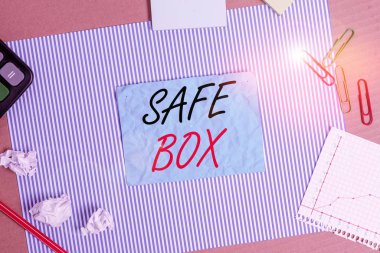 El yazısı Güvenli Kutusu. Kavram, önemli ya da değerli şeyleri tutabileceğiniz küçük bir yapı çizgili karton defter, karton ofis malzemeleri çalışma kağıtları..