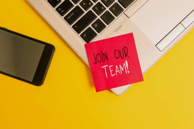 Kelime yazma metni Ekibimize katıl. Birini yerel grubunuza ya da şirketinize davet etmek için iş konsepti. Bilgisayarlı akıllı telefon boş yapışkan not boş metin renkli arkaplan.