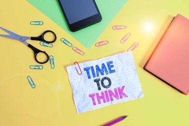 Metin işareti düşünme zamanı olduğunu gösteriyor. Kavramsal fotoğraf Bazı şeyleri yeniden gözden geçir Kağıt kağıtlar kalem tokaları, akıllı telefon makası, akıllı telefon defteri, renkli arkaplan üzerine düşünmek için yansıma zamanı.