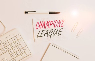 Şampiyonlar Ligi 'ni gösteren bir mesaj. Avrupa 'nın her ülkesinin yıllık konsept fotoğraf yarışması beyaz zemin üzerinde boş kağıt ve kalem ile beyaz pc klavye.
