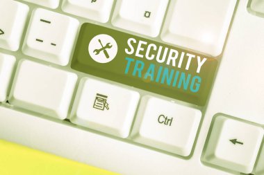 Güvenlik Eğitimini gösteren bir not yazıyorum. Son kullanıcılar için güvenlik farkındalığı eğitimi sağlayan iş fotoğrafı gösterimi.