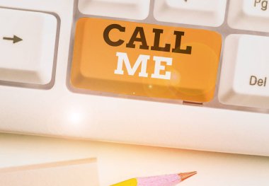 Kelime yazma mesajı. Ara beni. İş konsepti telefonla iletişim kurmak için bir şeyler hakkında konuşmak içindir..