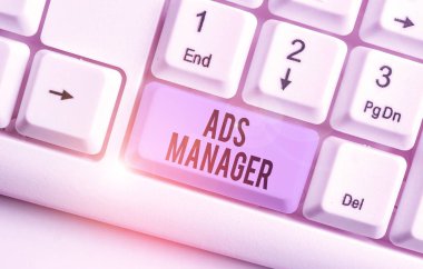 Ads Analysisager 'ı gösteren not yazılıyor. Çeşitli reklam faaliyetlerini denetlemek ve kontrol etmek için iş fotoğrafı gösterimi.